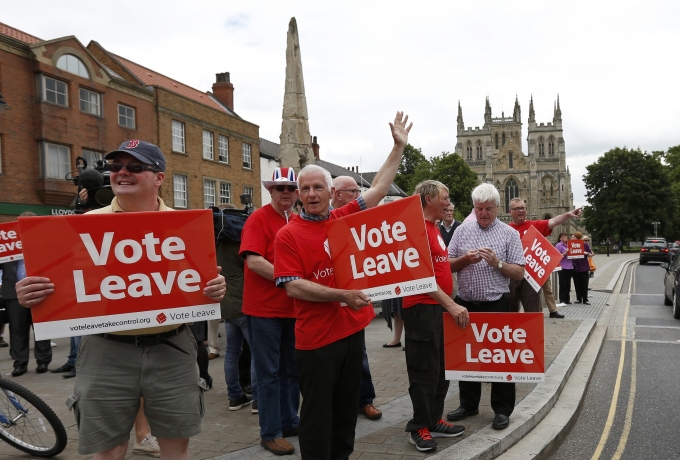 Những người ủng hộ Anh rời EU mang biểu ngữ tr&ecirc;n c&aacute;c tuyến phố ở Selby. (Ảnh: Reuters)