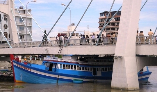 Bình Thuận: Cố chui qua gầm cầu, tàu cá mắc kẹt