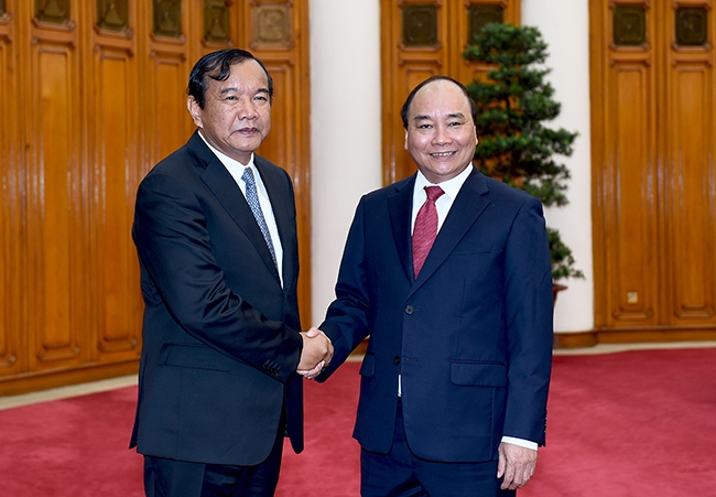 Thủ tướng Nguyễn Xu&acirc;n Ph&uacute;c tiếp Bộ trưởng Ngoại giao v&agrave; Hợp t&aacute;c quốc tế Campuchia&nbsp;Prak Sokhonn. (Ảnh: VGP)