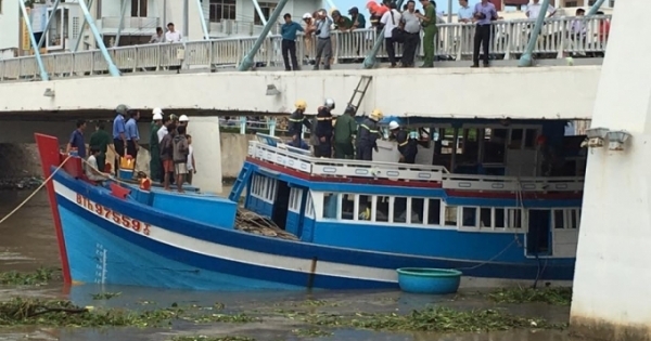 Bình Thuận: Phương án khắc phục sự cố chui qua gầm cầu, tàu cá mắc kẹt