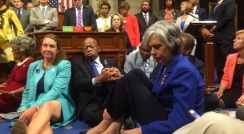 Mỹ: 100 nghị sĩ ‘biểu tình ngồi’ đòi Quốc hội thông qua kiểm soát súng đạn