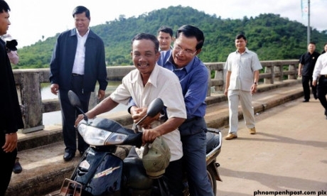Thủ tướng Campuchia bị phạt vì không đội mũ bảo hiểm khi đi xe máy
