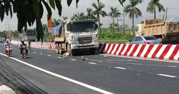 Hà Nam: Sang đường thiếu quan sát, người đàn ông chết thảm dưới bánh xe tải