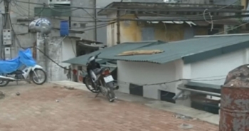 Hà Nội: Nhà dân bị tụt sâu so với mặt đường sau mở rộng đường