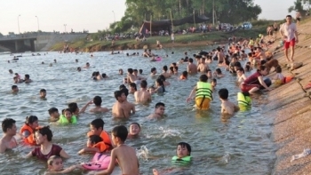 Hà Nội: Đập nước đông nghẹt người như ở bãi biển