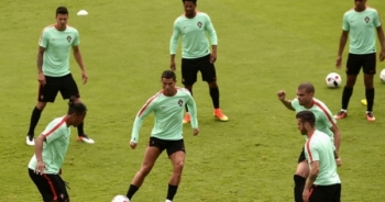Ronaldo cùng đồng đội chuẩn bị cho trận đấu "sinh tử" với Croatia