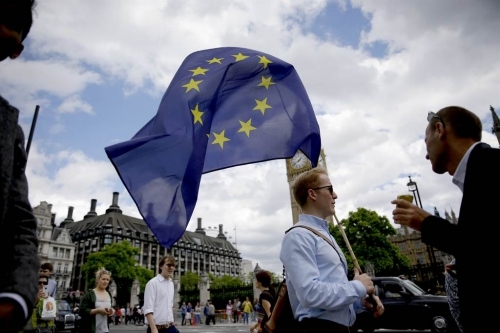 Người cầm cờ EU tại London. (Ảnh: AP)