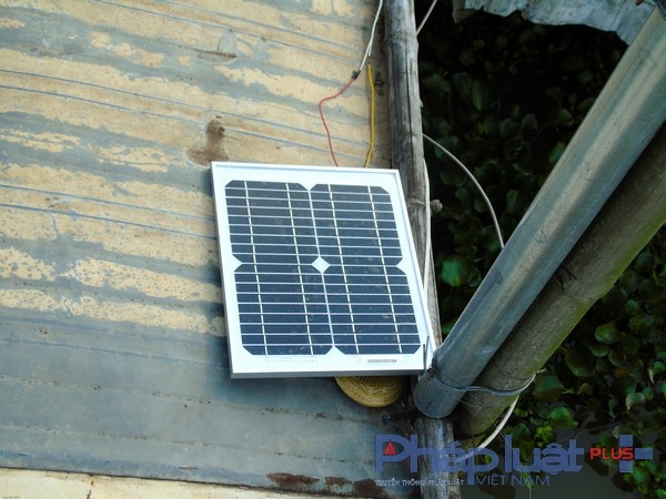 Ngo&agrave;i hệ thống điện gi&oacute;, hệ thống pin năng lượng mặt trời cũng đang được sử dụng.