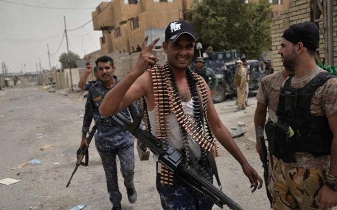 Qu&acirc;n đội ch&iacute;nh phủ Iraq ăn mừng chiến thắng tr&ecirc;n đường phố Fallujah. (Ảnh: AFP)