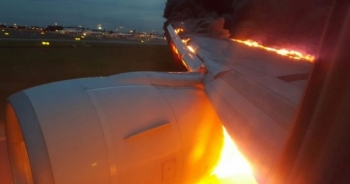 Máy bay chở hơn 200 người bốc cháy dữ dội sau khi hạ cánh khẩn cấp ở Singapore