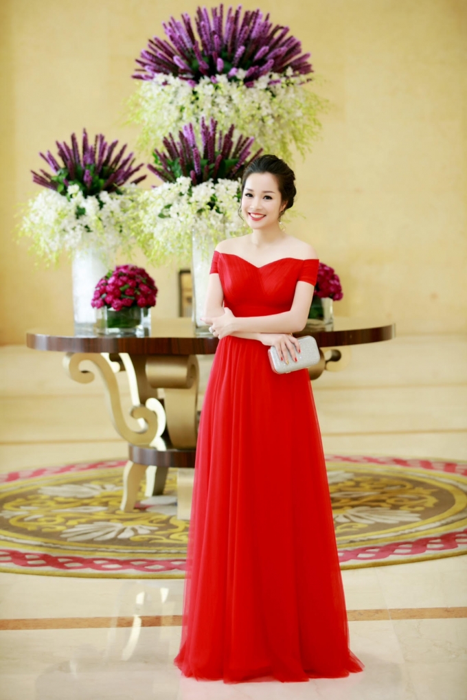 Diễn vi&ecirc;n Minh Hương nổi bật với đầm đỏ đi sự kiện