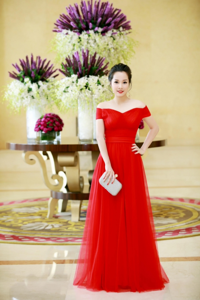 Diễn vi&ecirc;n Minh Hương nổi bật với đầm đỏ đi sự kiện