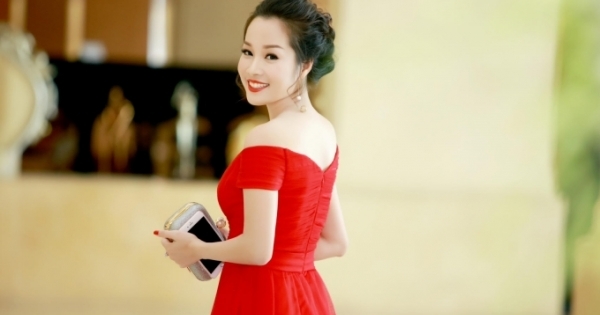 Diễn viên Minh Hương nổi bật với đầm đỏ đi sự kiện