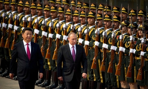 Chủ tịch Trung Quốc Tập Cận B&igrave;nh đ&oacute;n tiếp Tổng thống Nga Vladimir Putin tại Bắc Kinh, ng&agrave;y 25/6. Ảnh: AP
