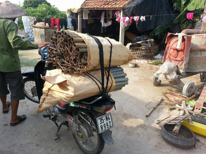 Đặt ống lươn l&agrave; một nghề truyền thống của người d&acirc;n v&ugrave;ng ven biển Kim Sơn.