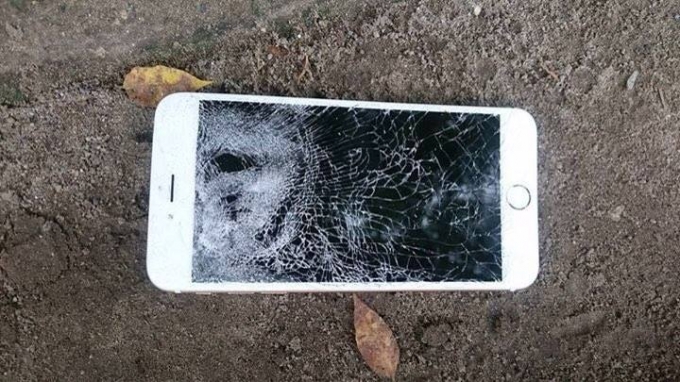 Chiếc điện thoại bị đối tượng Dũng đập vỡ.
