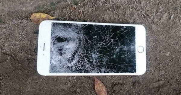 Hà Nội: CSGT bị đập nát điện thoại, giật thẻ ngành