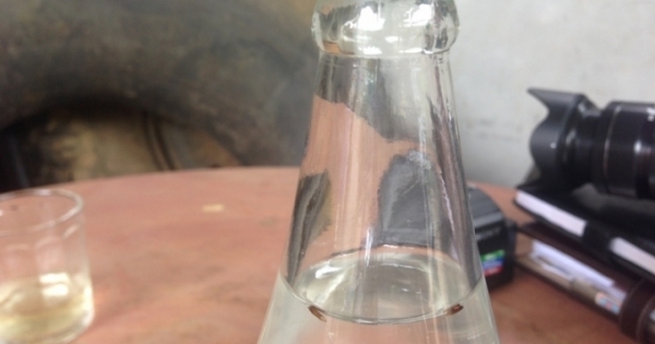 Quảng Bình: Hai "vật thể lạ" nổi lềnh bềnh trong chai nước khoáng Bang?