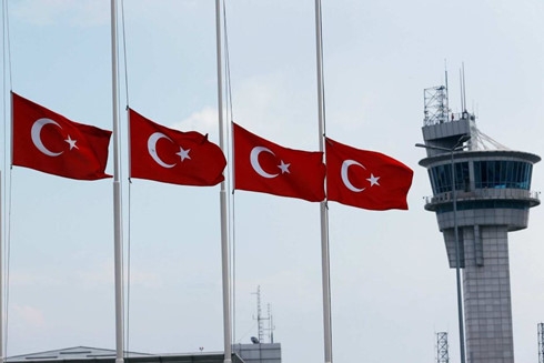 Thổ Nhĩ Kỳ treo quốc kỳ rủ để tưởng nhớ 41 nạn nh&acirc;n thiệt mạng sau vụ đ&aacute;nh bom ở s&acirc;n bay Ataturk. (Ảnh: AFP)