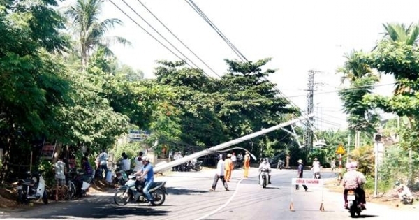 Huế: Huyện Phú Vang mất điện trên diện rộng vì cột điện "bị thương" đổ ra đường