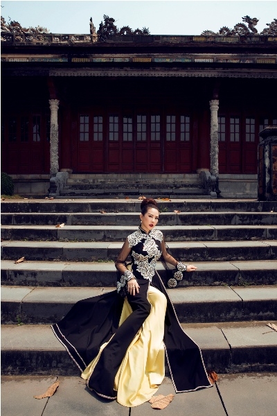 Hoa hậu Thu Ho&agrave;i đẹp h&uacute;t hồn giữa kinh th&agrave;nh Huế