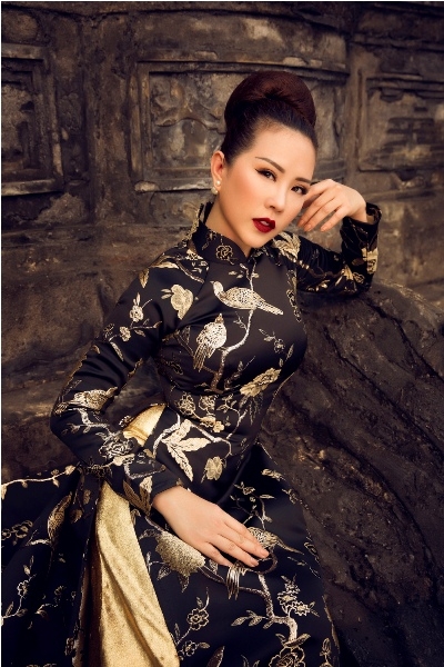 Hoa hậu Thu Ho&agrave;i đẹp h&uacute;t hồn giữa kinh th&agrave;nh Huế
