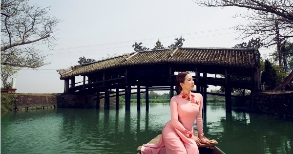 Hoa hậu Thu Hoài đẹp hút hồn giữa kinh thành Huế