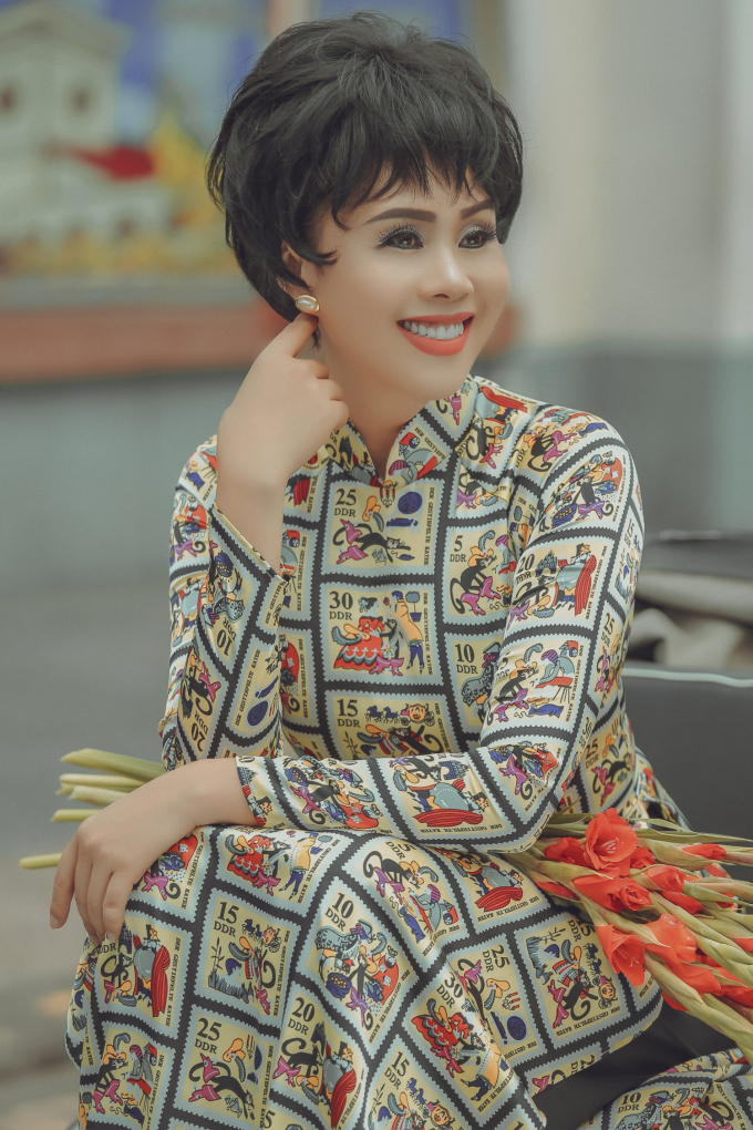 Hoa hậu Hằng Nguyễn chụp ảnh theo phong c&aacute;ch Trần Lệ Xu&acirc;n