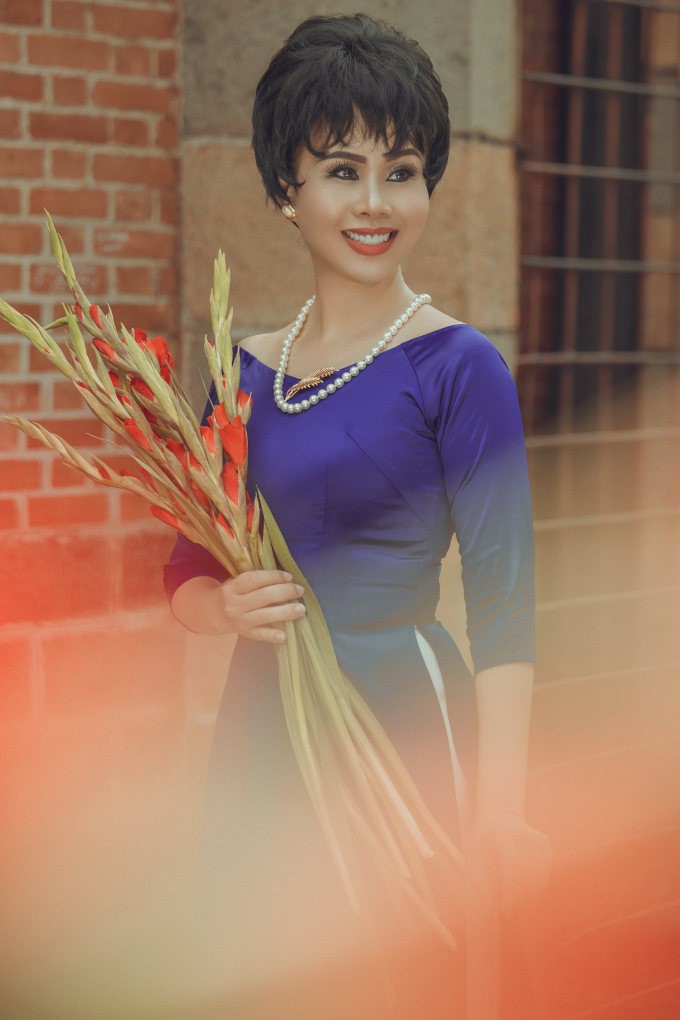 Hoa hậu Hằng Nguyễn chụp ảnh theo phong c&aacute;ch Trần Lệ Xu&acirc;n