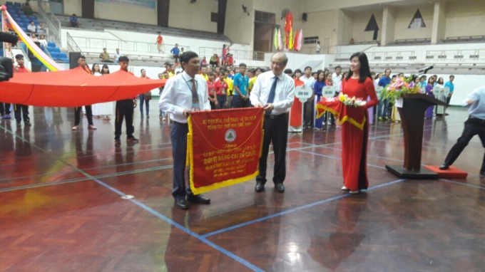&Ocirc;ng Vương B&iacute;ch Thắng Tổng cục trưởng Tổng cục TDTT trao cờ lưu niệm cho đại diện tỉnh Đắk Lắk