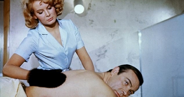 Người đẹp đầu tiên phô diễn hình thể trong phim 007 vừa qua đời