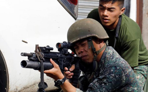 Một l&iacute;nh thủy qu&acirc;n lục chiến Philippines ngắm phiến qu&acirc;n Hồi gi&aacute;o Maute ở Marawi. Ảnh: Reuters.
