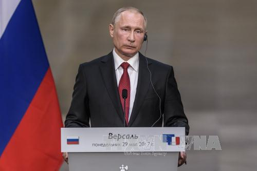 Tổng thống Nga Vladimir Putin tại cuộc họp b&aacute;o ở Versailles nh&acirc;n chuyến thăm Ph&aacute;p ng&agrave;y 29/5. Ảnh: EPA/TTXVN