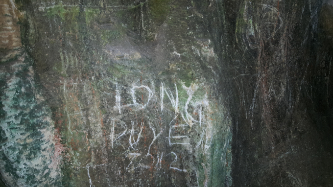 Những lời thề hứa được giới trẻ viết vẽ nhiều nơi trong hang động.