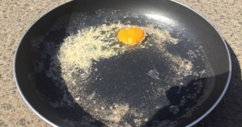 Mục kích rán trứng trong 'chảo lửa' Hà Nội