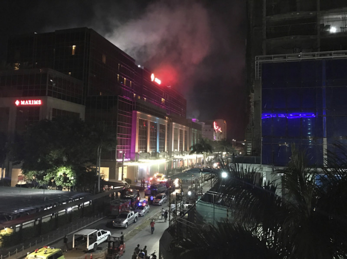 Kh&oacute;i bốc l&ecirc;n từ khu nghỉ dưỡng Resorts World Manila sau khi xảy ra vụ tấn c&ocirc;ng. (Ảnh: ANC News)