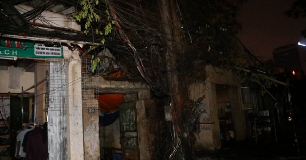 Hà Nội: Cột điện phát nổ, hàng trăm hộ dân "bốc hỏa" trong đêm