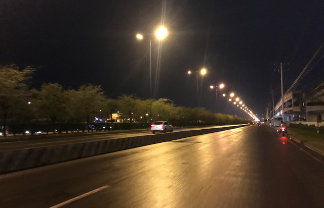 Xa lộ H&agrave; Nội vắng lặng phương tiện qua lại trong thời tiết mưa dầm ở TPHCM tối 4/6.