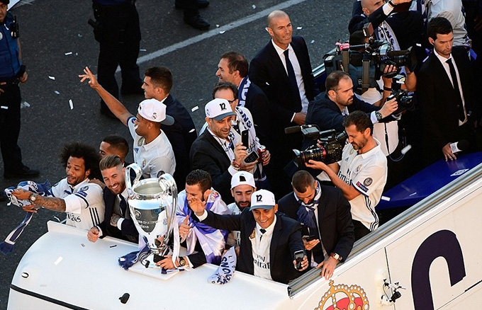 To&agrave;n cảnh lễ ăn mừng ho&agrave;nh tr&aacute;ng bậc nhất của Real Madrid