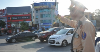 Cảnh sát giao thông mướt mồ hôi trong “chảo lửa” Hà Nội
