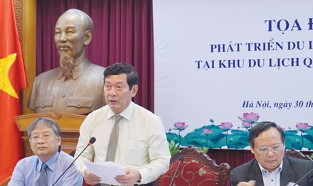 Thứ trưởng Huỳnh Vĩnh &Aacute;i (giữa) đ&atilde; nhận tr&aacute;ch nhiệm trước Ph&oacute; Thủ tướng v&agrave; c&ocirc;ng luận. Ảnh: Nguy&ecirc;n Kh&aacute;nh.