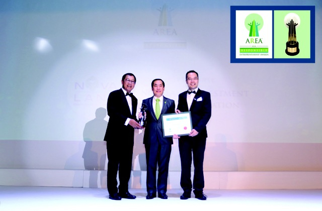 Đại diện Tập đo&agrave;n Novaland nhận giải trong lễ trao giải Asia Responsible Entrepreneurship Awards (AREA).