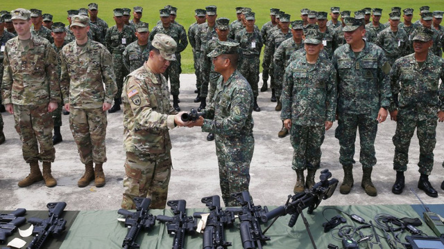 Chỉ huy lực lượng l&iacute;nh thủy đ&aacute;nh bộ Philippines Emmanuel Salamat (thứ 4 từ phải sang) nhận l&ocirc; vũ kh&iacute; mới do qu&acirc;n đội Mỹ chuyển giao (Ảnh: AP)