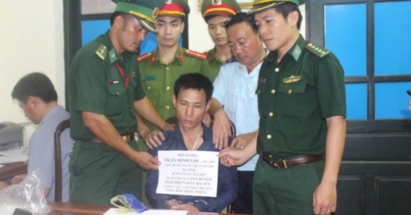 Hà Tĩnh: Bắt nóng 2 đối tượng thu gần 1500 viên ma túy