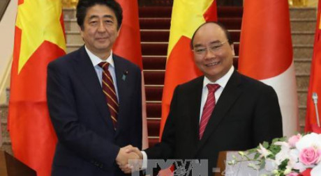 Thủ tướng Nguyễn Xu&acirc;n Ph&uacute;c trong lần đ&oacute;n tiếp Thủ tướng Nhật Bản Shinzo Abe trong chuyến thăm ch&iacute;nh thức Việt Nam th&aacute;ng 1/2017 (Ảnh: TTXVN).