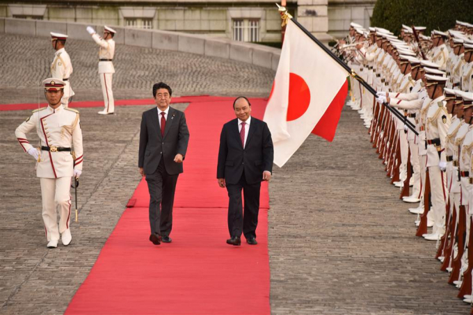 Thủ tướng Nguyễn Xu&acirc;n Ph&uacute;c v&agrave; Thủ tướng Nhật Bản Shinzo Abe duyệt đội danh dự Nhật Bản (Ảnh: Nguyễn Trung/ từ Tokyo, Nhật Bản).