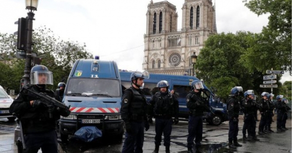 Cảnh sát Pháp bắn kẻ dùng búa tấn công trước nhà thờ Đức bà Paris