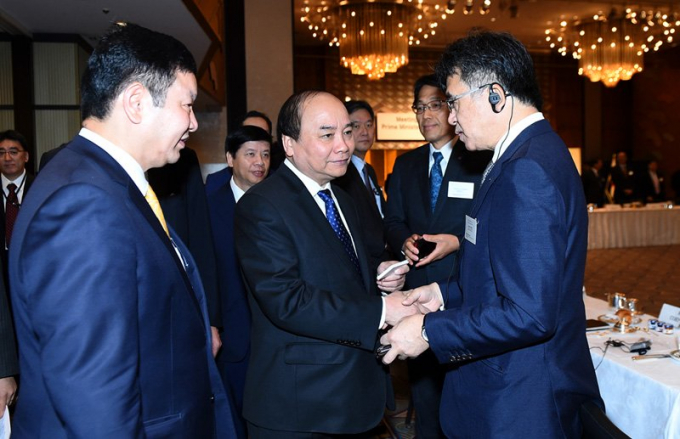 Thủ tướng trao đổi với đại diện doanh nghiệp Nhật Bản. Ảnh: VGP