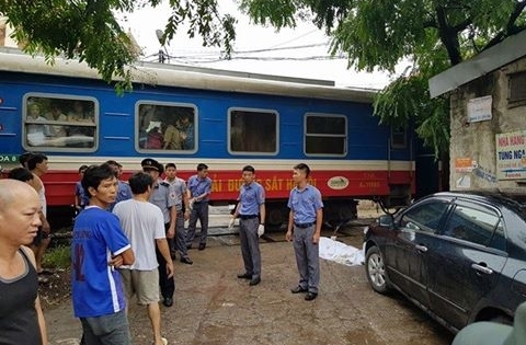 Hà Nội: Một phụ nữ bị tàu hỏa đâm tử vong khi qua đường
