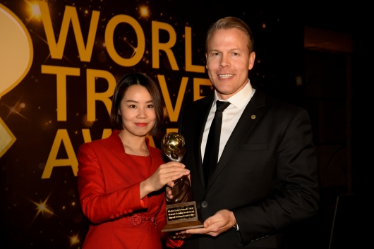 Đại diện Vinpearl (phải) nhận giải thưởng do World Travel Award trao tặng.